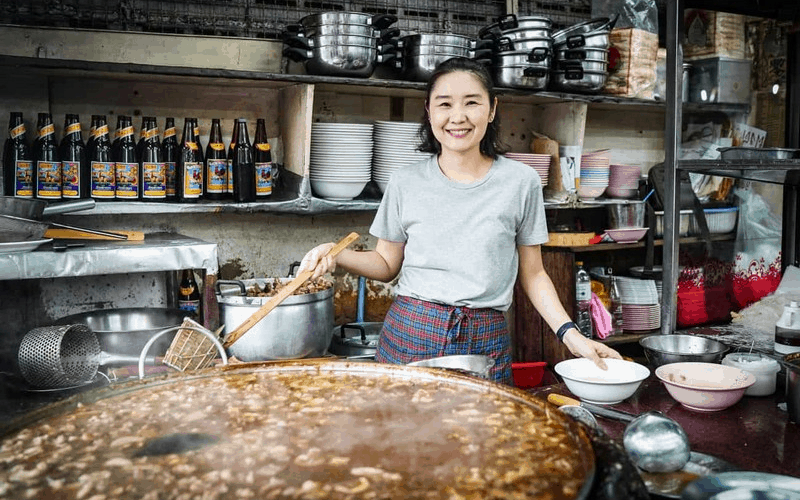 wanderlust tips quan an ton tai suot 45 nam van nuom nuop khach tai bangkok