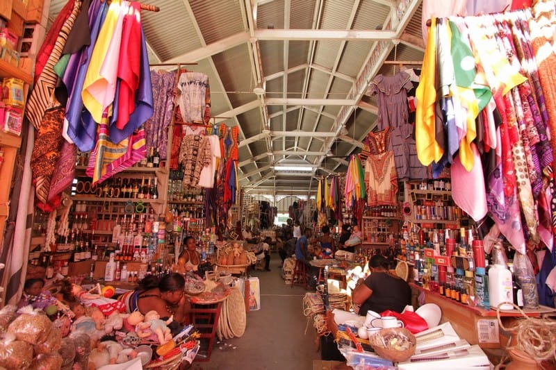 Tạp chí Du lịch Wanderlust Tips Đến chợ Sắt khám phá nghệ thuật sắt nổi tiếng của Haiti