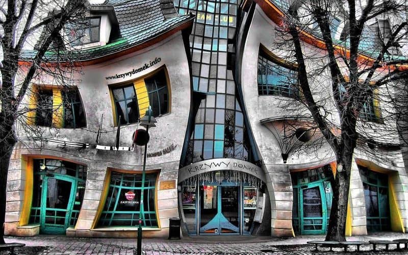 Tạp chí Du lịch Wanderlust Tips Đến Ba Lan, khám phá tòa nhà Krzywy Domek có kiến trúc xiêu vẹo
