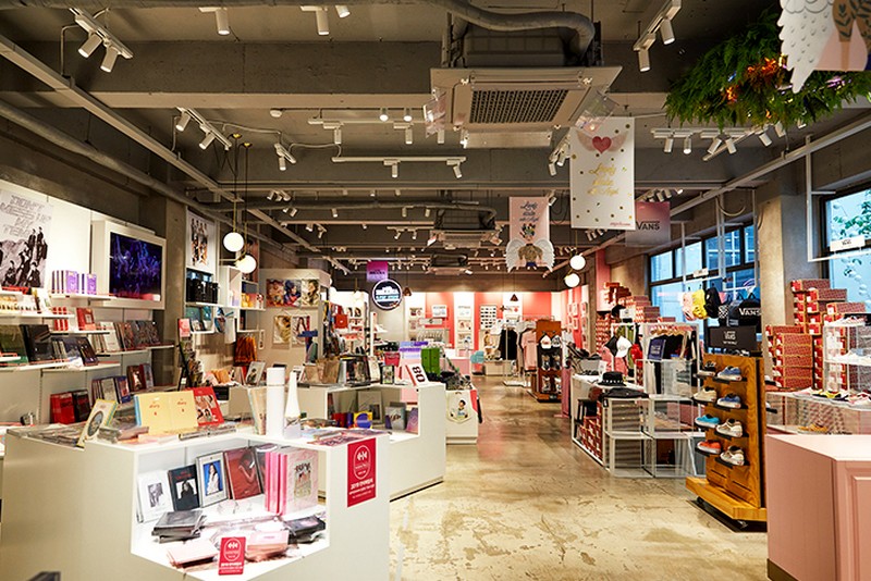 Thế giới K-pop tại các cửa hàng của những món đồ thần tượng 8 Wanderlust Tips the gioi kpop tai cac cua hang ban do than tuong 01