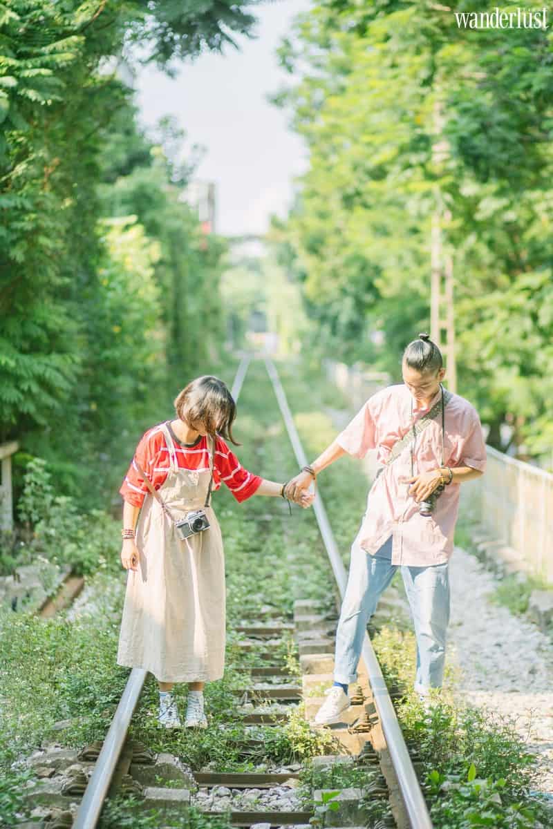 Tạp chí Du lịch Wanderlust Tips | Con đường tàu xanh mướt đẹp như tuổi thanh xuân ở Hà Nội