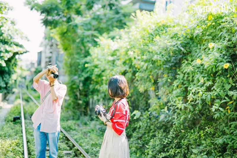 Tạp chí Du lịch Wanderlust Tips | Con đường tàu xanh mướt đẹp như tuổi thanh xuân ở Hà Nội