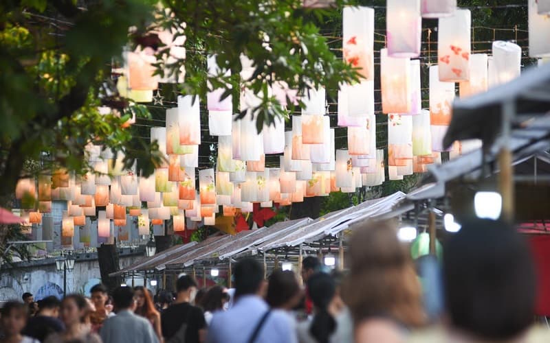 Tạp chí Du lịch Wanderlust Tips | Phố bích họa Phùng Hưng in đậm dấu ấn mùa Trung thu