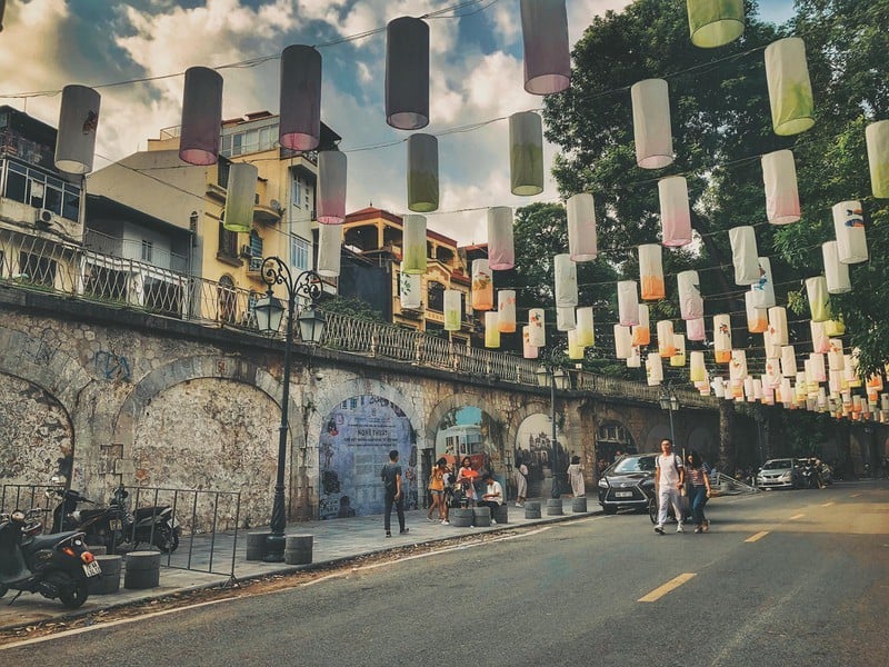 Tạp chí Du lịch Wanderlust Tips | Phố bích họa Phùng Hưng in đậm dấu ấn mùa Trung thu