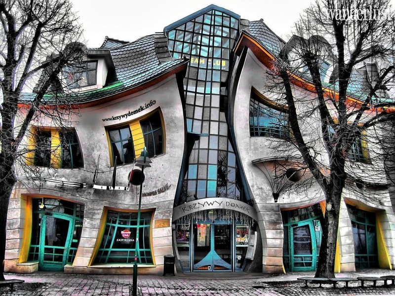Tạp chí Du lịch Wanderlust Tips Đến Ba Lan, khám phá tòa nhà Krzywy Domek có kiến trúc xiêu vẹo