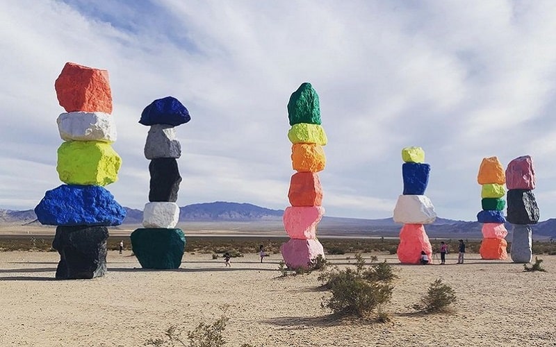 Tạp chí Du lịch Wanderlust Tips | Seven Magic Mountains: Chiêm ngưỡng sắc màu rực rỡ phía Nam Las Vegas