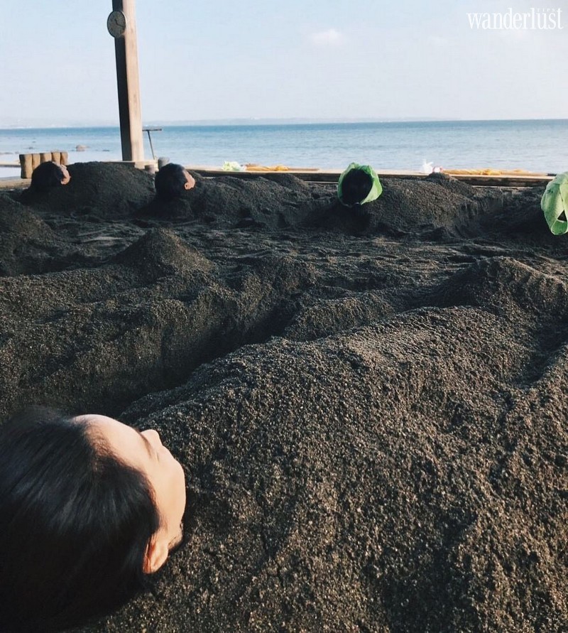 Tạp chí Du lịch Wanderlust Tips Thư giãn cơ thể khi trải nghiệm tắm cát ở Beppu, Nhật Bản