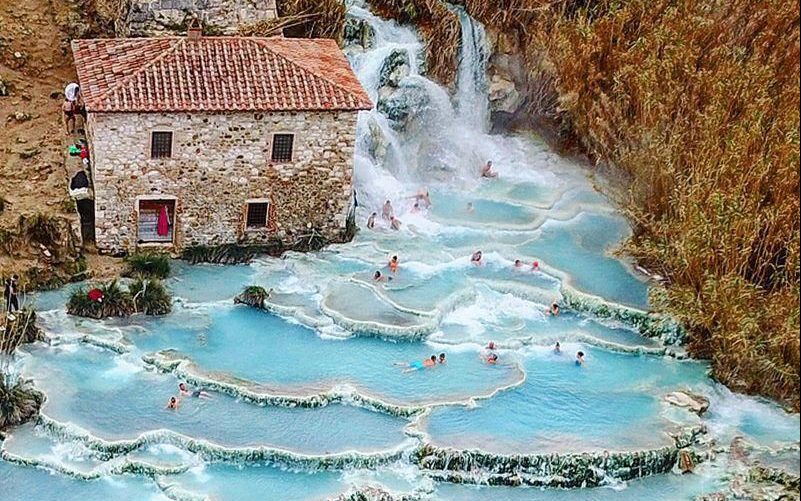 Cascate Del Mulino, suối nước nóng xanh ngọc mơ màng tại Italy 5 Tạp chí Wanderlust Tips | Cascate Del Mulino, suối nước nóng xanh ngọc mơ màng tại Italy