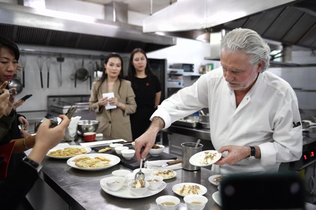 Wanderlust Tips - Bếp trưởng Alain Dutournier sẽ tới Hà Nội để giới thiệu những món ăn đặc sắc nhất trong mùa 1