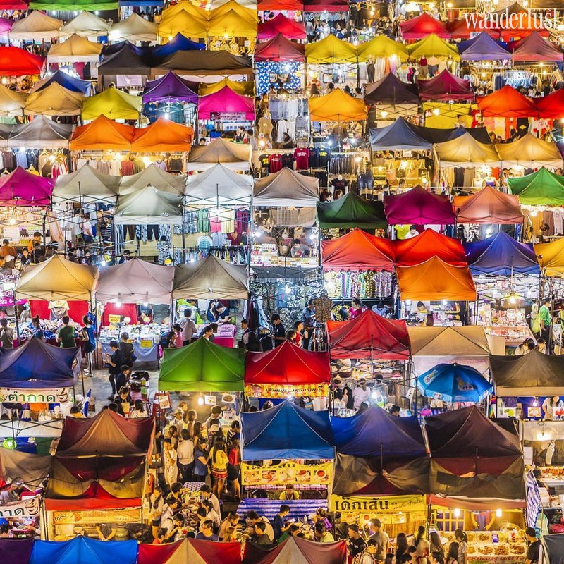 Tạp chí Du lịch Wanderlust Tips | Bangkok: Rủ bạn bè "oanh tạc" hết 1.500 gian ở chợ đêm Rod Fai