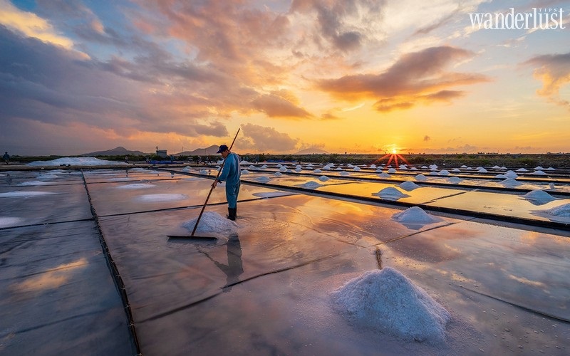 Hòn Khói, Nha Trang cánh đồng muối vô tận nhìn qua cứ ngỡ tuyết phủ trắng