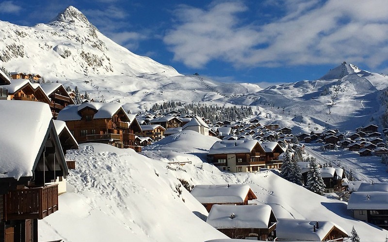 Tạp chí Du lịch Wanderlust Tips | Làng Bettmeralp: Vẻ đẹp cổ tích cùng những mái nhà phủ tuyết trắng