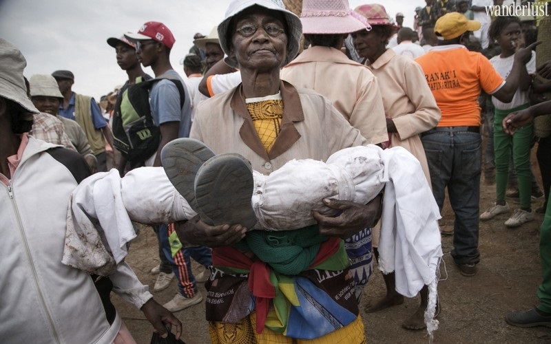 Kỳ dị “lễ hội ma” của người Madagascar