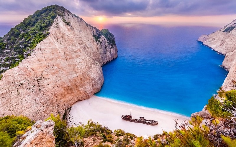 Ngỡ ngàng những bãi biển có xác tàu đắm