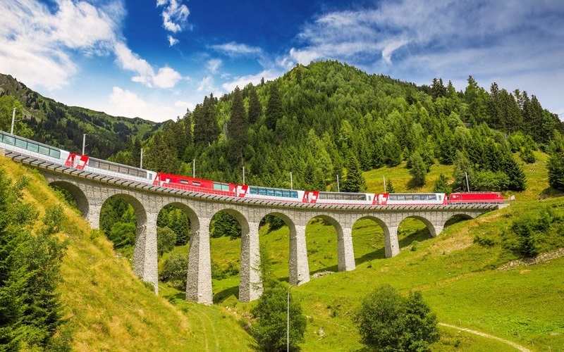 Tạm biệt máy bay và bắt đầu hành trình trên chuyến tàu hỏa