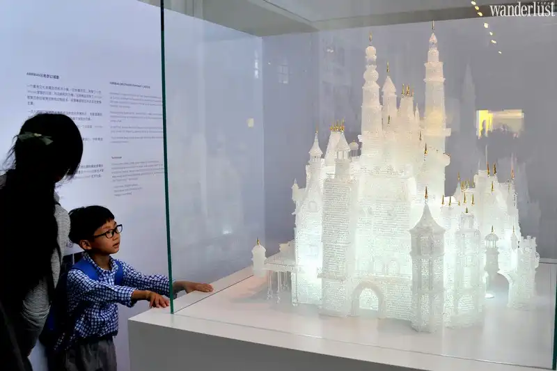 Tạp chí du lịch Wanderlust Tips | Mải đùa nghịch, hai trẻ nhỏ làm vỡ lâu đài thủy tinh trị giá 64.000USD