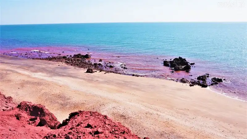 Đảo Hormuz: Vùng biển đỏ ngầu kỳ lạ nhất thế giới 7 Tạp chí Du lịch Wanderlust Tips | Đảo Hormuz: Vùng biển đỏ ngầu kỳ lạ nhất thế giới