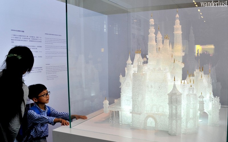 Mải nghịch, du khách nhí làm vỡ lâu đài thủy tinh Mải nghịch, du khách nhí làm vỡ lâu đài thủy tinh