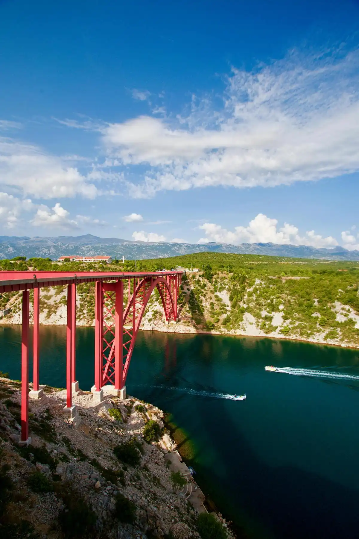 Du-lich-Rijeka-net -van-hoa-Croatia-lau-doi