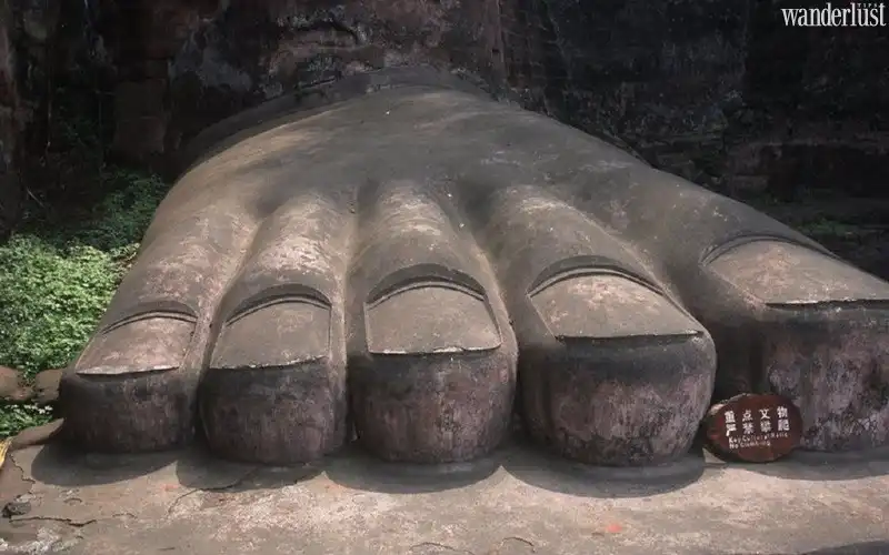 Tạp chí du lịch Wanderlust Tips | Lũ dâng ướt chân tượng Lạc Sơn Đại Phật