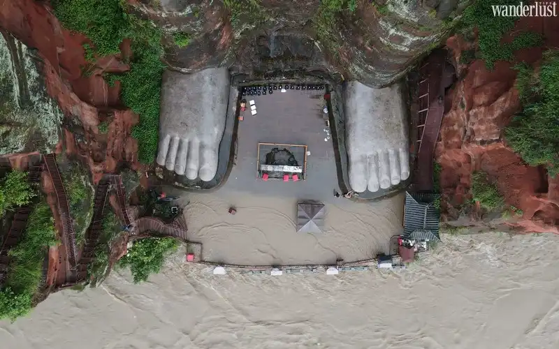 Tạp chí du lịch Wanderlust Tips | Lũ dâng ướt chân tượng Lạc Sơn Đại Phật