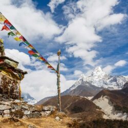 Tạp chí du lịch Wanderlust Tips | Nepal cấp phép leo núi Everest bất chấp Covid-19