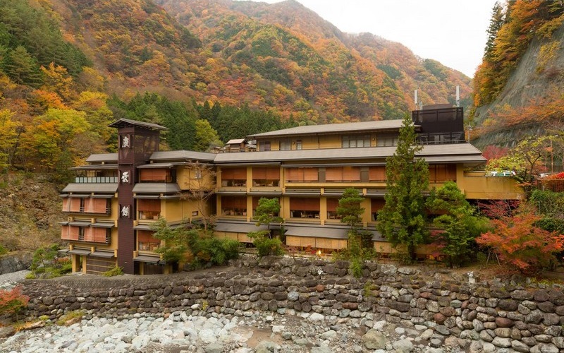 Tạp chí Du lịch Wanderlust Tips | Tới thăm khách sạn lâu đời nhất thế giới tại Nhật Bản