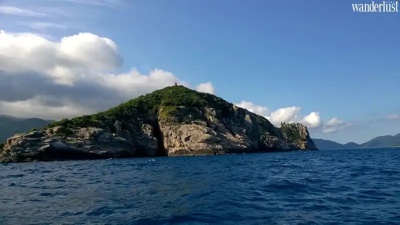 Ở Hòn Nưa vừa có sự hùng vĩ, lại thơ mộng, yên bình khiến cho du khách như lạc vào một thế giới khác, tách biệt với cuộc sống ồn ào, vội vã của phố thị. [rpi] Hòn Nưa (Phú Yên) nằm dưới chân đèo Cả, nơi đây có vị trí địa lý đặc biệt khi nằm giữa ranh giới địa phận tỉnh Phú Yên và Khánh Hòa. Đây là một trong những hòn đảo hoang sơ, gần như chưa có sự tác động của con người. Thiên nhiên ưu đãi cho Hòn Nưa vẻ đẹp mà hiếm nơi nào có được, đó là những bãi cát trắng mịn dài bất tận, những ghềnh đá cao nối tiếp. Biển ở Hòn Nưa trong xanh đặc biệt, vào những hôm trời nắng có thể soi xuống tận đáy nước. Ở Hòn Nưa vừa có sự hùng vĩ, lại thơ mộng, yên bình khiến cho du khách như lạc vào một thế giới khác, tách biệt với cuộc sống ồn ào, vội vã của phố thị. Đến với Hòn Nưa bạn không chỉ được đắm mình vào làn nước mát, thả mình thong dong dạo bộ trên bờ cát trắng mịn, hay nằm dài phơi nắng trên những ghềnh đá, tận hưởng không khí trong lành, mát dịu mà còn được trải nghiệm hoạt động lặn ngắm san hô. Mặc dù san hô ở đây không đẹp rực rỡ và phong phú như Nha Trang, Phú Quốc… song nó cũng mang những đặc sắc riêng của hệ sinh thái thực vật tại đây. Cảm giác được úp mặt xuống làn nước mát, soi xuống tận đáy nước với những rặng san hô nhiều tầng, những đàn cá nhỏ tung tăng bơi lội… chắc chắn sẽ mang lại những trải nghiệm khó quên cho du khách. Một điều đặc biệt nữa là khi đến Hòn Nưa, bạn có thể mang theo đồ câu, ngồi trên những mỏm đá nhấp nhô vừa câu cá, vừa ngắm cảnh đất trời biển cả. Trên đỉnh Hòn Nưa còn có một ngọn hải đăng màu đỏ, là nơi chỉ dẫn phương hướng cho ngư dân vào bờ. Vào buổi đêm, du khách cũng có thể leo lên đây ngắm cảnh, tận hưởng những làn gió mát mẻ của biển cả và là nơi hẹn hò thật lãng mạn cho những cặp đôi đang yêu nhau. Cột mốc ranh giới một bên là Khánh Hòa, một bên Phú Yên cũng là một nơi thú vị để mọi người đến chụp ảnh, tham quan. Nơi đây có những bãi đá cao dựng đứng, nằm nép sát vào bờ biển tạo nên khung cảnh hùng vĩ, choáng ngợp. Hiện nay, trên Hòn Nưa chưa có dịch vụ ăn uống, nhà hàng… vì thế để ra đây, bạn phải chuẩn bị trước tất cả đồ ăn. Hoạt động được nhiều người yêu thích nhất khi đến Hòn Nưa, là nướng BBQ, cắm trại, đốt lửa qua đêm trên đảo. Giá thuê thuyền từ Phú Yên ra Hòn Nưa khoảng 500 nghìn đồng/người, nếu bạn đi đông. Ngoài ra, bạn có thể hỏi thuê luôn các dụng cụ cắm trại, bếp nướng của chủ thuyền. Với vẻ đẹp hoang sơ, khung cảnh thiên nhiên tuyệt đẹp, Hòn Nưa – Phú Yên được ví như thiên đường ngủ quên, chắc chắn sẽ là điểm đến lý tưởng cho những chuyến du lịch, nghỉ dưỡng trong mùa hè này. Wanderlust Tips | Cinet