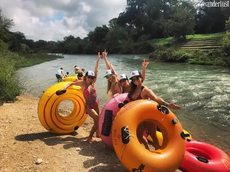 Tạp chí du lịch Wanderlust Tips | Tubing: Kinh nghiệm phiêu du giữa mênh mang sóng nước