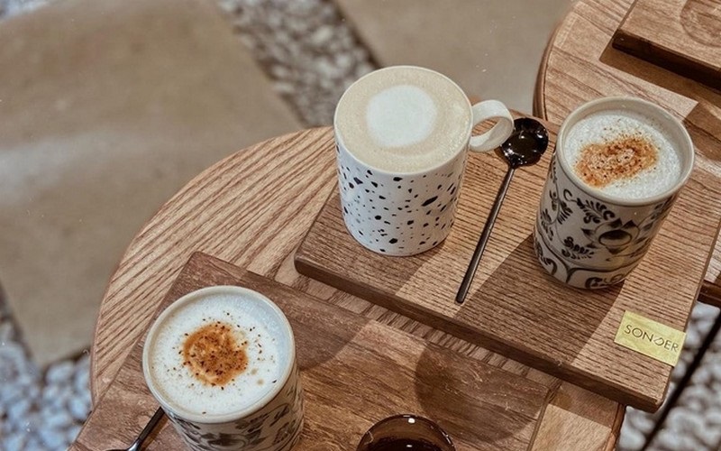 Đi cà phê ngày Hà Nội dịu mát