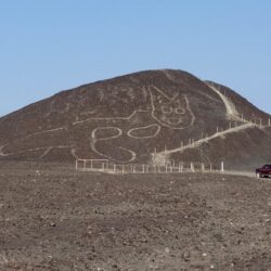 Tạp chí du lịch Wanderlust Tips | Kỳ lạ hình mèo khổng lồ trên sa mạc Peru