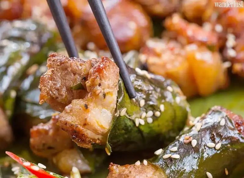 Tạp chí Du lịch Wanderlust Tips | Món chả cuốn lá bưởi lạ miêng của dân tộc Mường