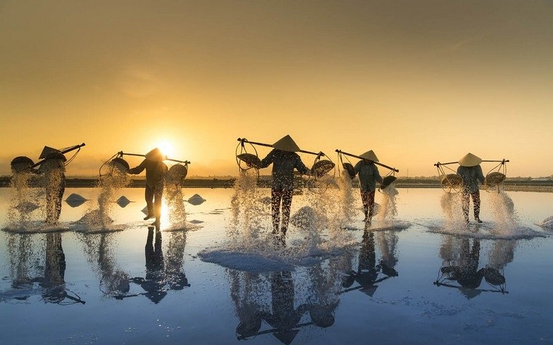 Đi qua 5 cánh đồng muối ảo diệu tại Việt Nam