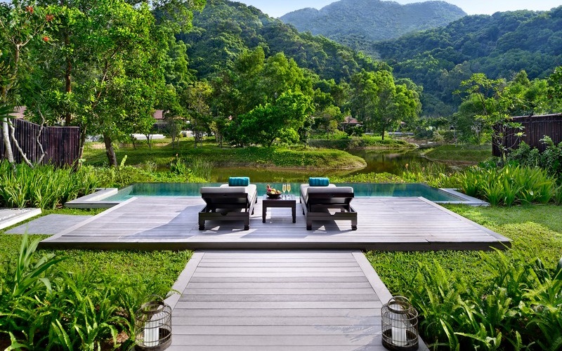 Rộn ràng mùa lễ hội bên bờ biển Lăng Cô