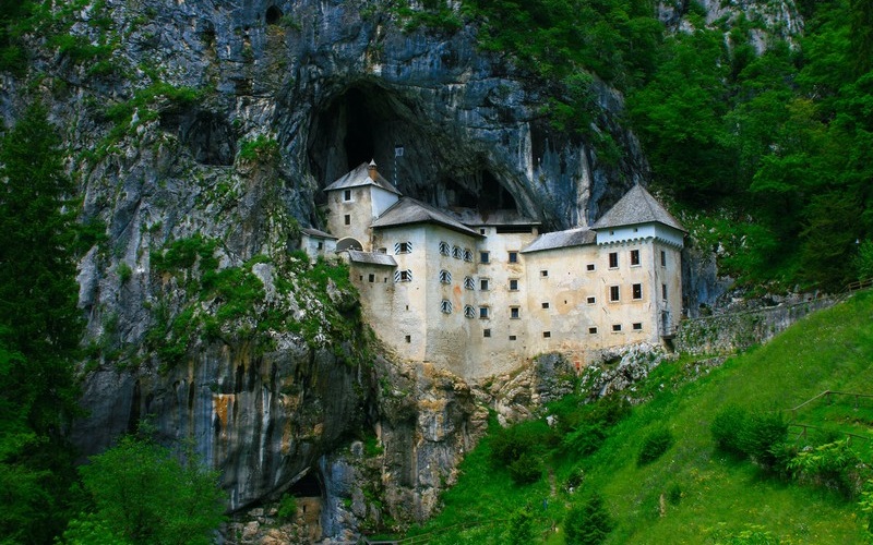 ‘Đột nhập’ 10 tòa lâu đài ma ám bí ẩn khắp thế giới