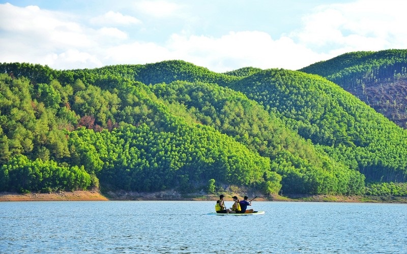 Hồ Khe Ngang: Bình yên giữa núi đồi xứ Huế