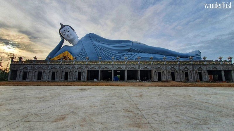 Tạp chí Du lịch Wanderlust Tips | Tìm bình yên bên tượng Phật nằm khổng lồ tại chùa Som Rong