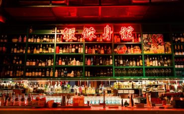Tạp chí Du lịch Wanderlust Tips | Hồng Kông mở cửa quán bar cho người đã tiêm vắc-xin