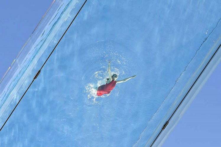 Hồ bơi trong suốt trên không sắp khai trương ở London