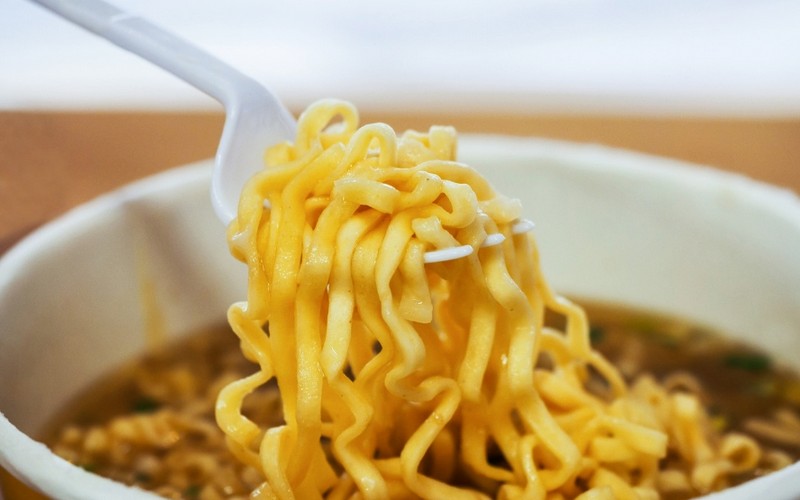 Làm sao để món mì gói bớt nhàm chán khi ở nhà phòng dịch?