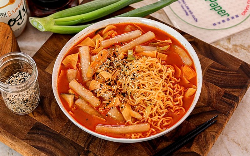Thử tài làm bánh gạo tokbokki phô mai từ bánh tráng