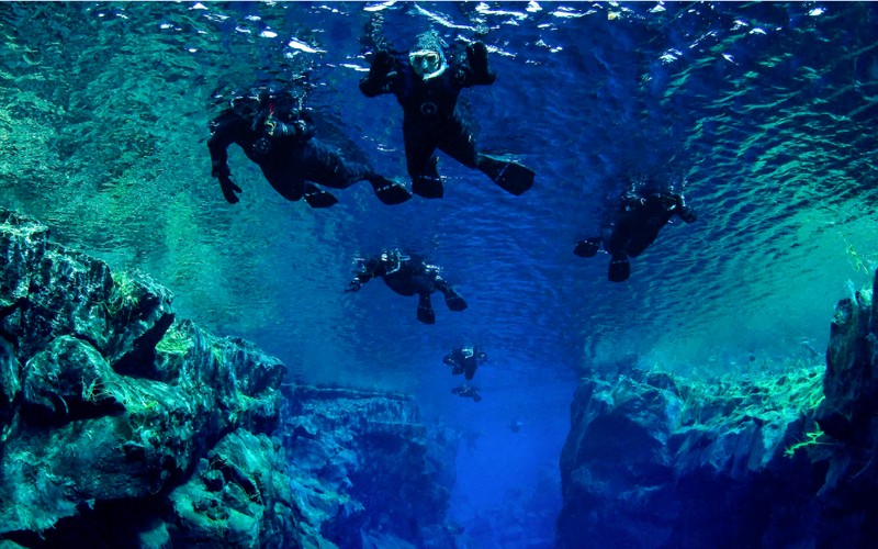 Khe nứt Silfra: Chạm tay vào Bắc Mỹ và châu Âu cùng lúc 5 Tạp chí Du lịch Wanderlust Tips | Khám phá khe nứt Silfra