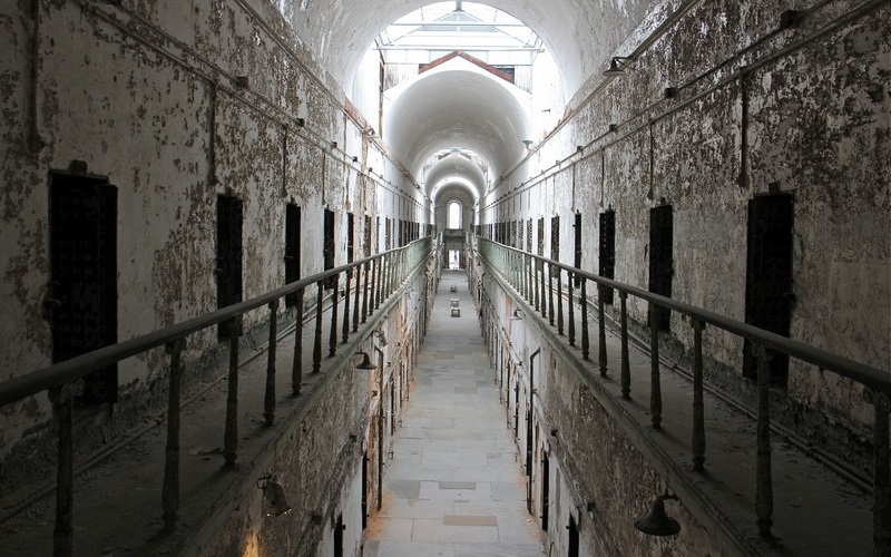 Một vòng thăm quan bên trong nhà tù Eastern State Penitentiary đáng sợ nhất nước Mỹ có những gì 5 Tạp chí Du lịch Wanderlust Tips | Rùng rợn bên trong nhà tù ma ám đáng sợ nhất nước Mỹ
