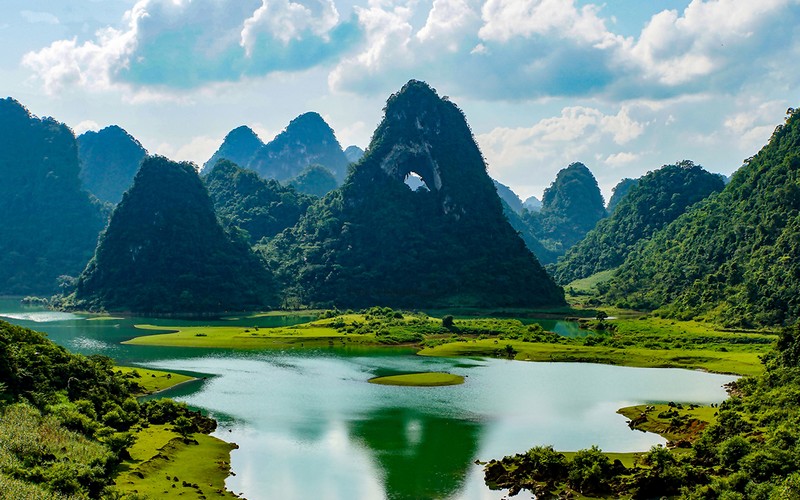 Núi Mắt Thần hùng vĩ tại Cao Bằng