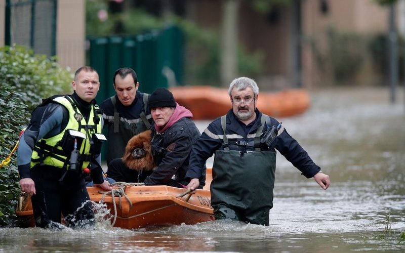 “Kinh đô ánh sáng” chìm trong biển nước trước thềm Euro 2016