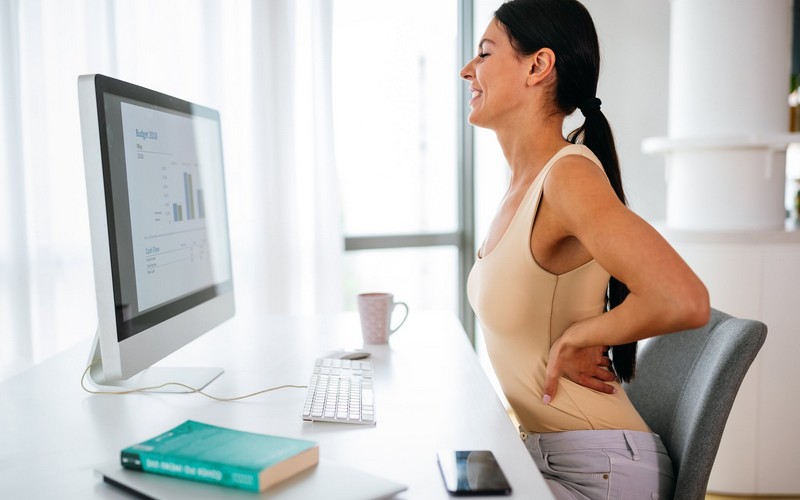 4 bài tập đơn giản giảm đau lưng mùa dịch