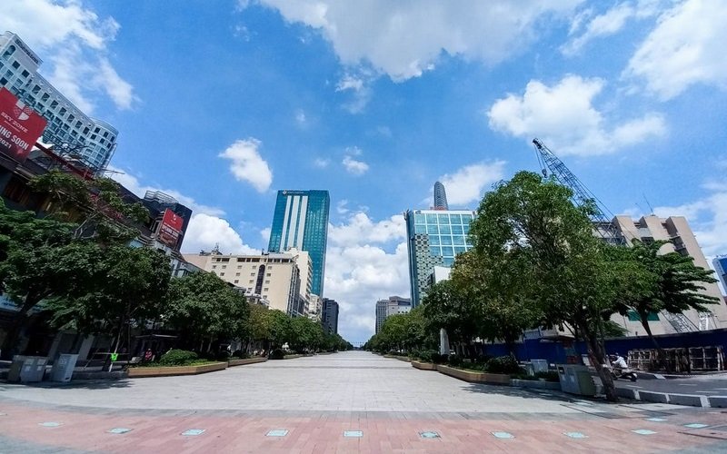 Sài Gòn vắng lặng trong ngày đầu giãn cách theo chỉ thị 16