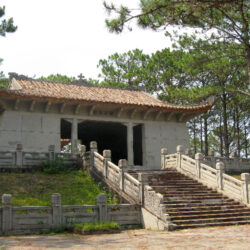 Nguyen Huu Hoa Mausoleum 01 1