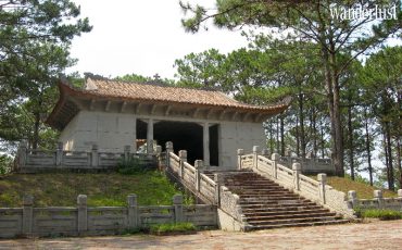 Nguyen Huu Hoa Mausoleum 01 1