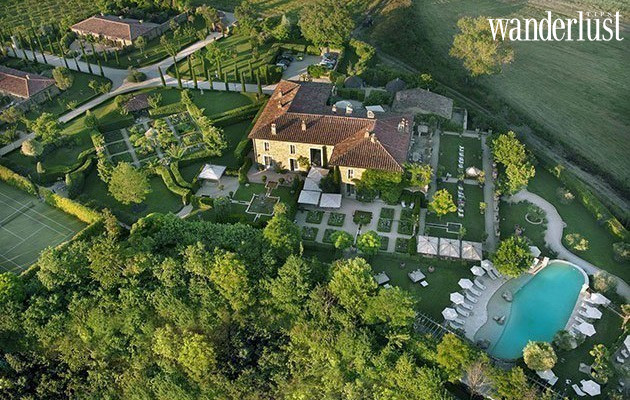 Khách sạn sân vườn Garden-in-Hotel đang là xu hướng mới nhất đó 14 Khách sạn sân vườn Relais Borgo Santo Pietro nhìn từ trên xuống, được bao phủ chủ yếu bởi màu xanh của các vườn cây ăn quả.